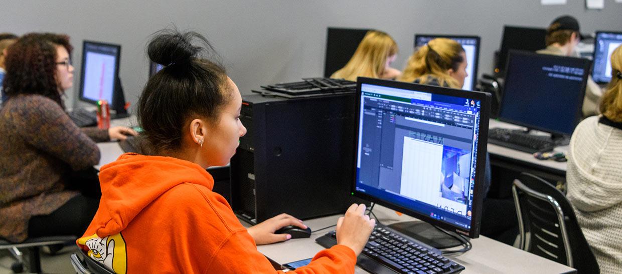 学生s working on computers